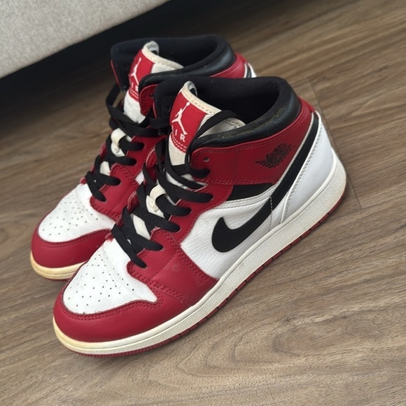 Nike Jordan Retro 1 Sneaker Chicago - Picture 3 of 8